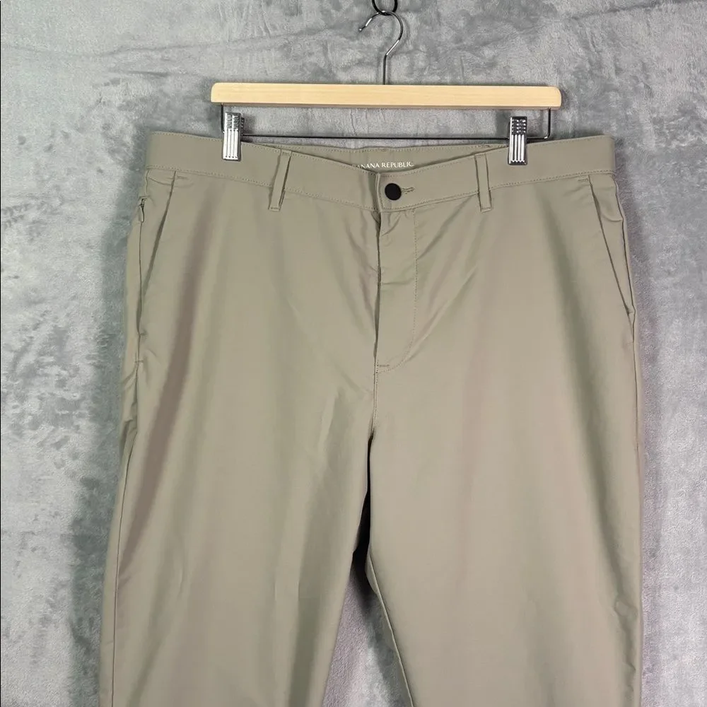 Banana Republic Men’s Light Gray Khaki Chino Pants Size 38x32
